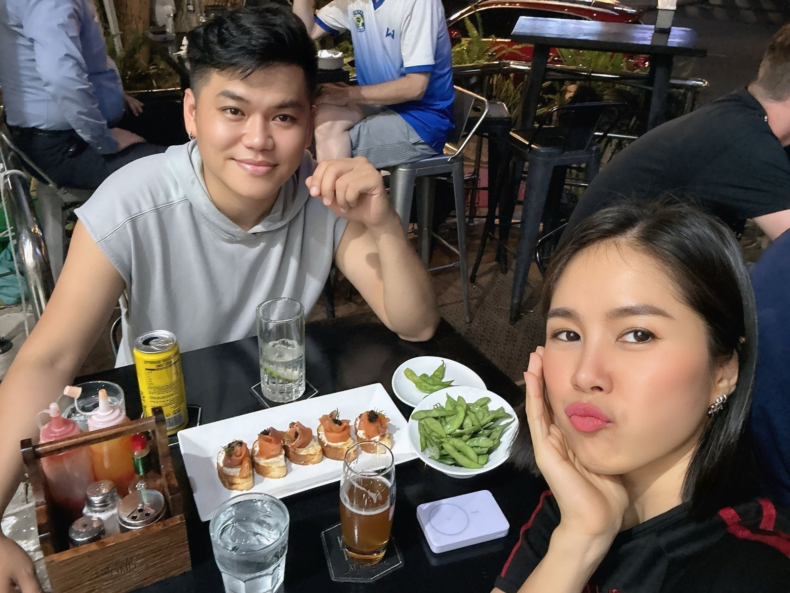 Lê Phương kỉ niệm 8 năm ngày cưới giản dị bất ngờ