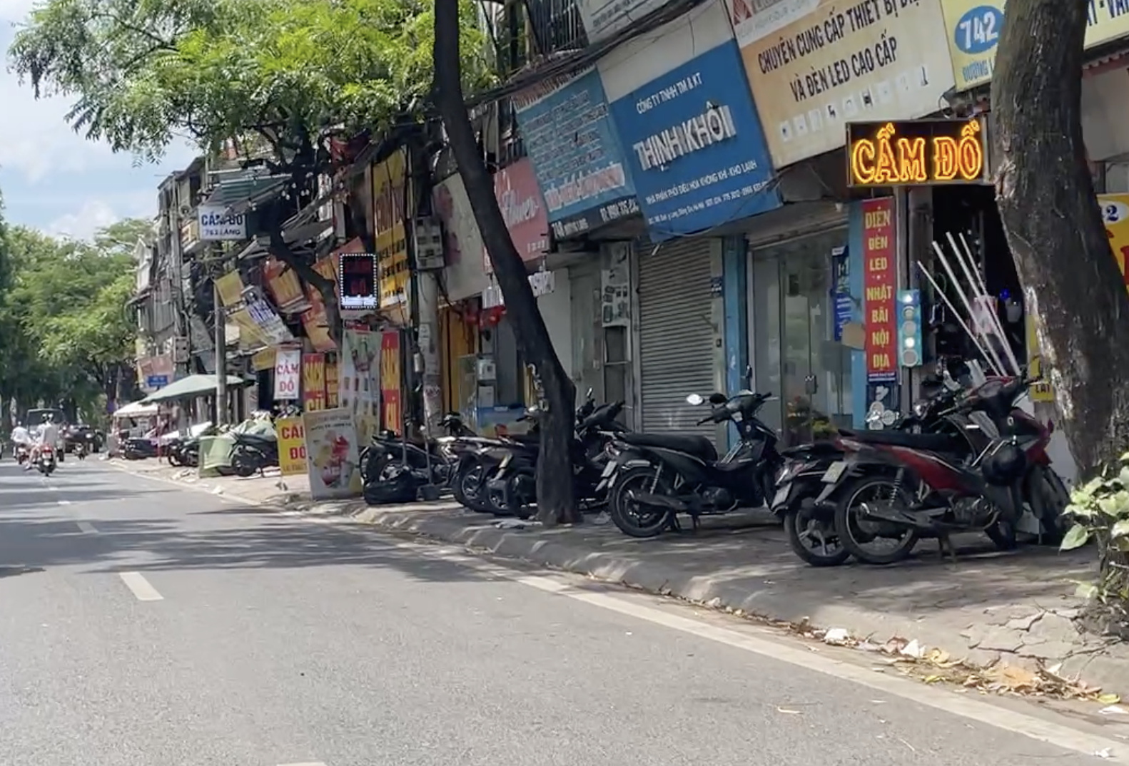 Hàng quán lấn chiếm vỉa hè, người đi bộ đi đâu