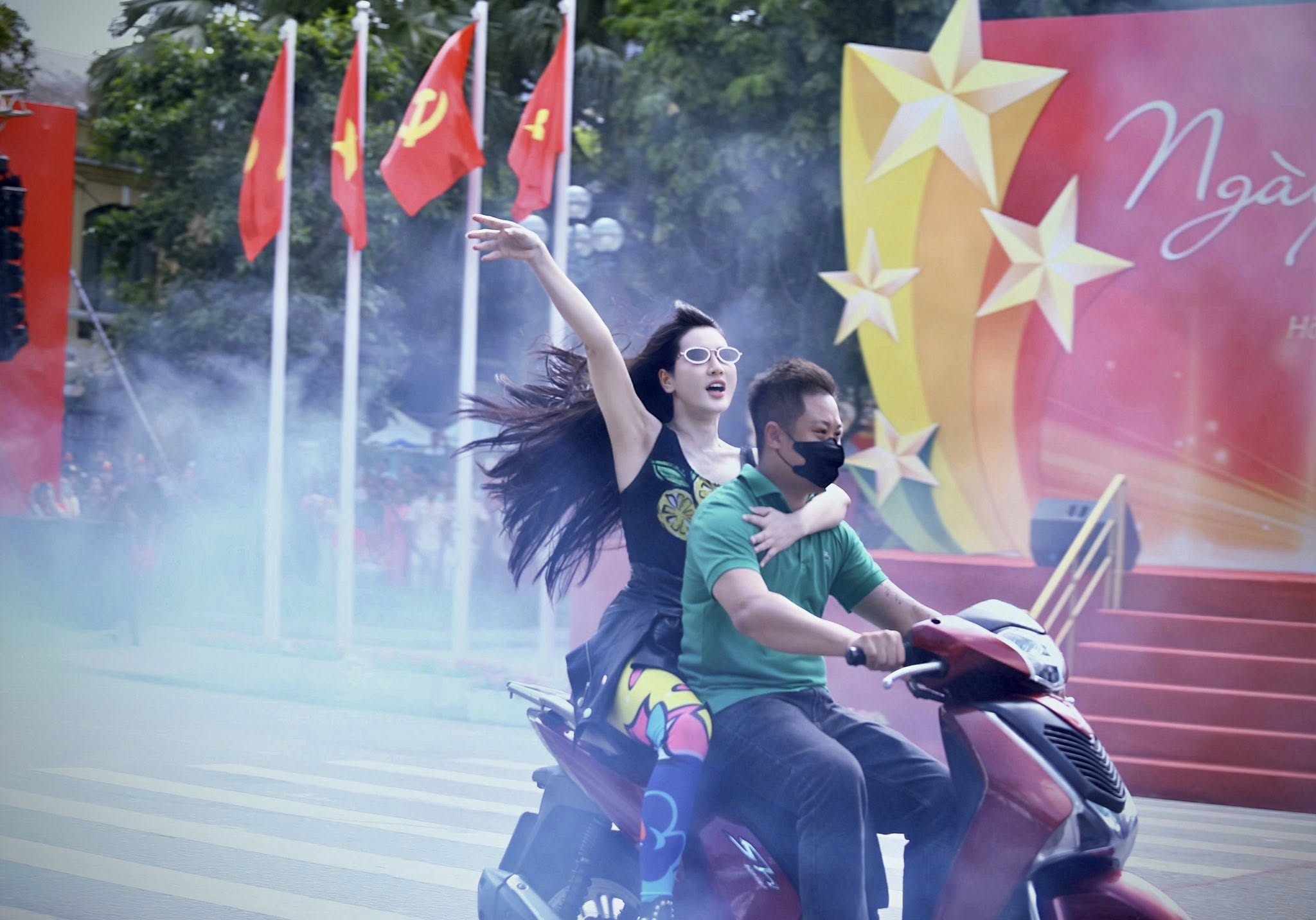 Tìm ra danh tính gơn phố nổi khắp MXH vì quá ngầu khi tham gia diễn tập tại Hồ Gươm