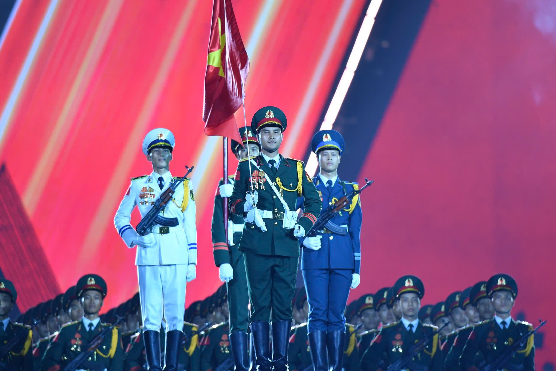 Cả SVĐ Mỹ Đình bùng nổ chứng kiến 68 chiến sĩ tái hiện màn duyệt binh tại Quảng trường Đỏ