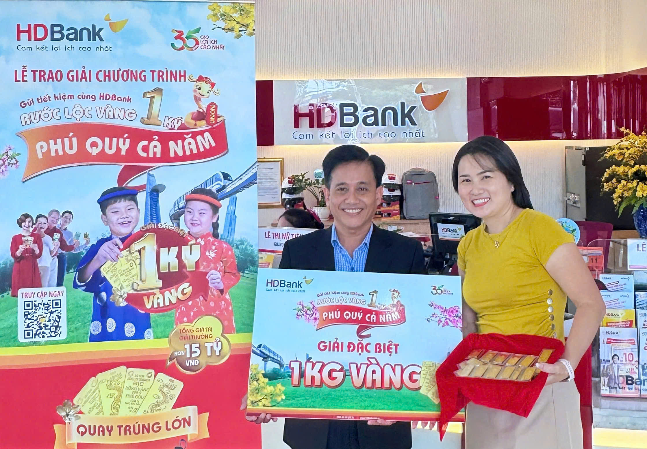 HDBank trao thưởng 1 ký vàng SJC cho nữ khách hàng tại TP.HCM