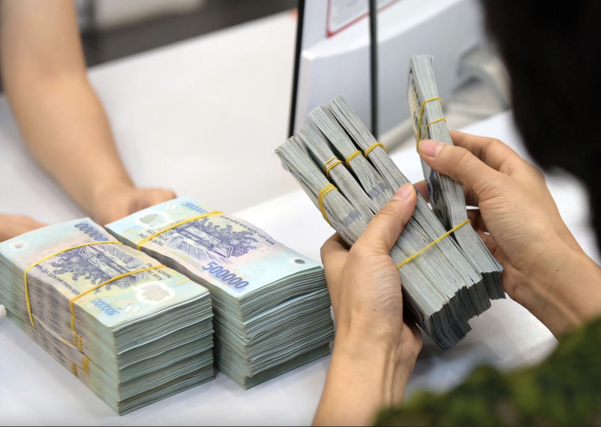 Tăng trưởng tín dụng vượt xa huy động vốn, ngân hàng bắt đầu nâng lãi suất