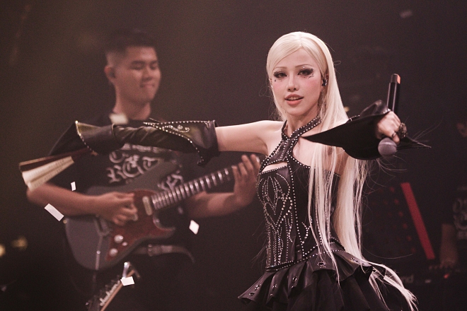 Độc lạ Phùng Khánh Linh ra nhạc đêm khuya, đổi tên để quảng bá mà tưởng bị hack