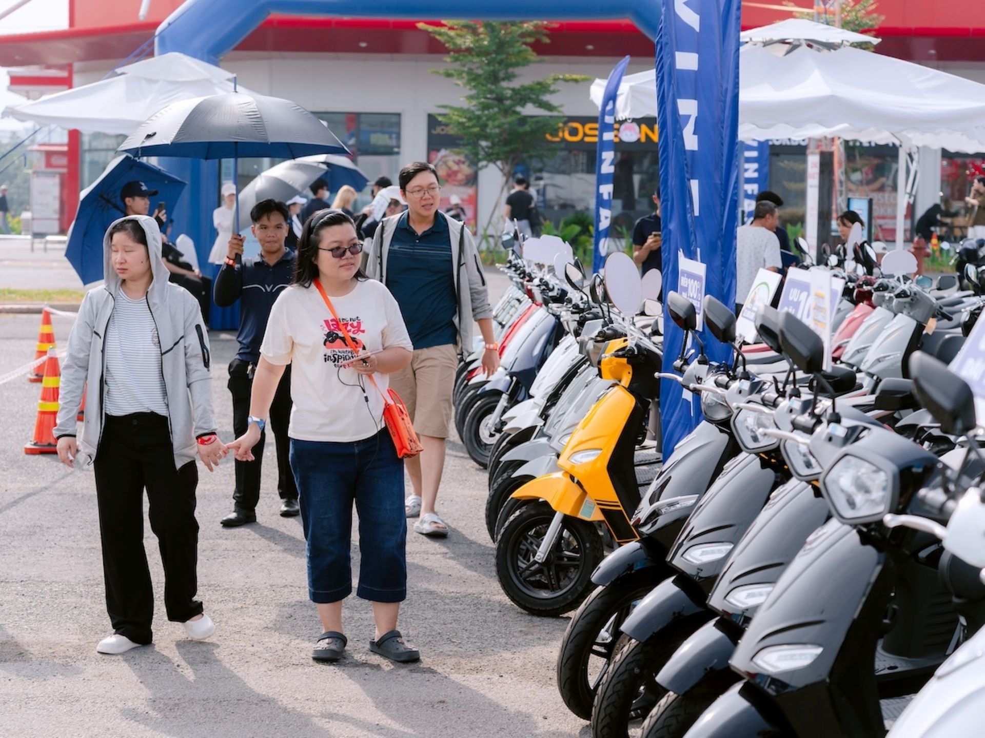 “Đổi xăng lấy điện” hút khách, nhiều đại lý phải bổ sung thêm xe vì lượng khách đông