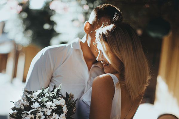 Chị họ đăng ảnh hẹn hò bạn trai giấu mặt, nhìn món quà chị đăng tôi phát hiện sự thật