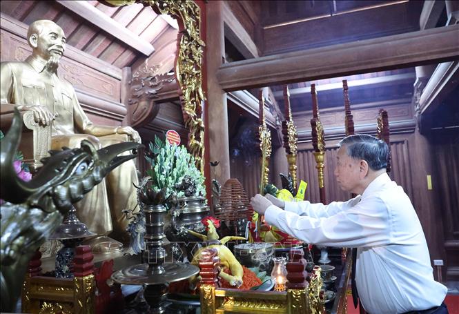 Tổng Bí thư Tô Lâm dâng hương tưởng niệm tại Khu Di tích Tân Trào