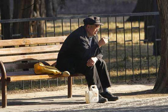 Cả đời làm lụng tích cóp, tuổi xế chiều lại phải xách vali ra ngoài thuê trọ