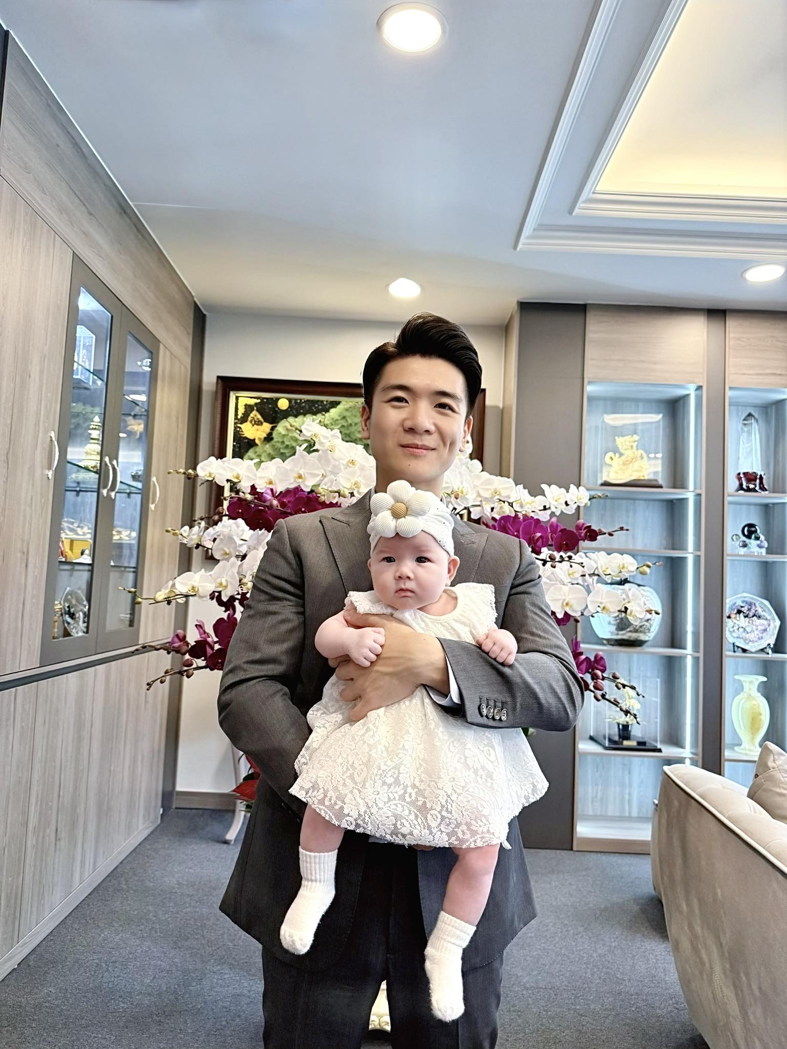 Anh chồng Đỗ Mỹ Linh lần đầu để lộ cận gương mặt con gái thứ 3, diện mạo xinh xắn như búp bê