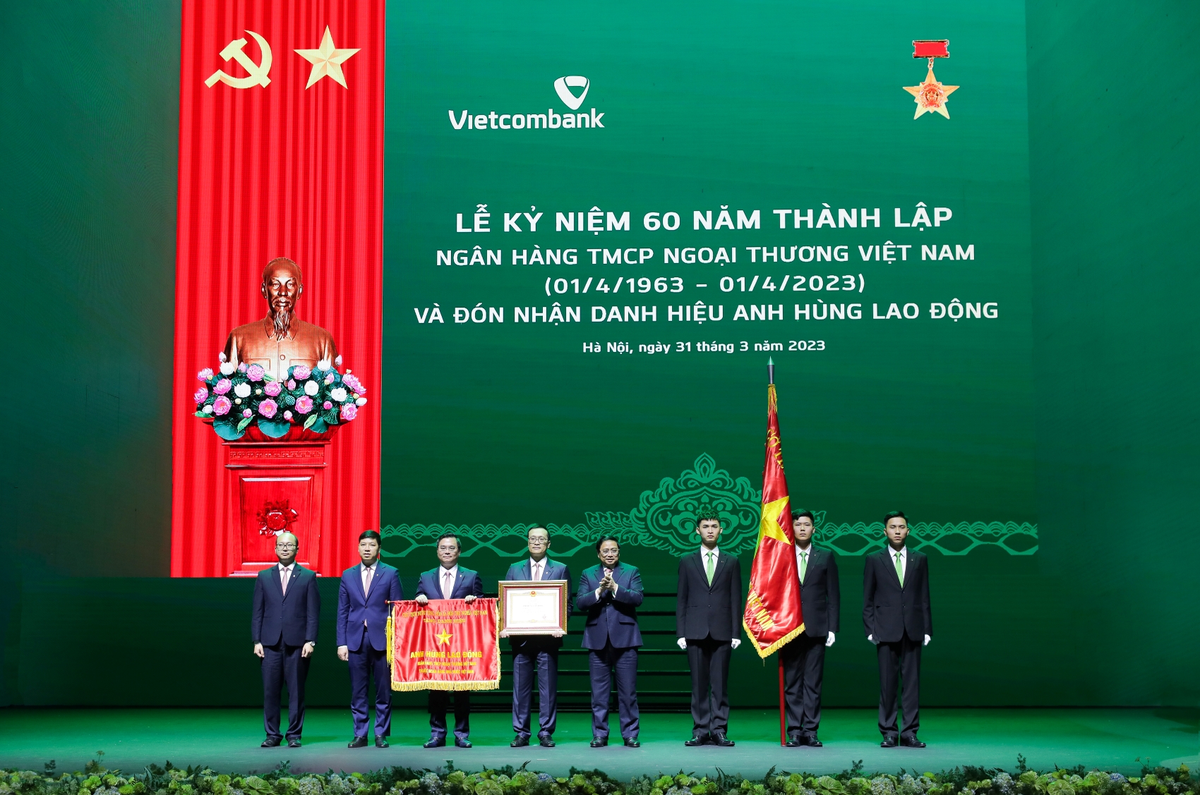 Vietcombank tiến bước cùng non sông gấm vóc