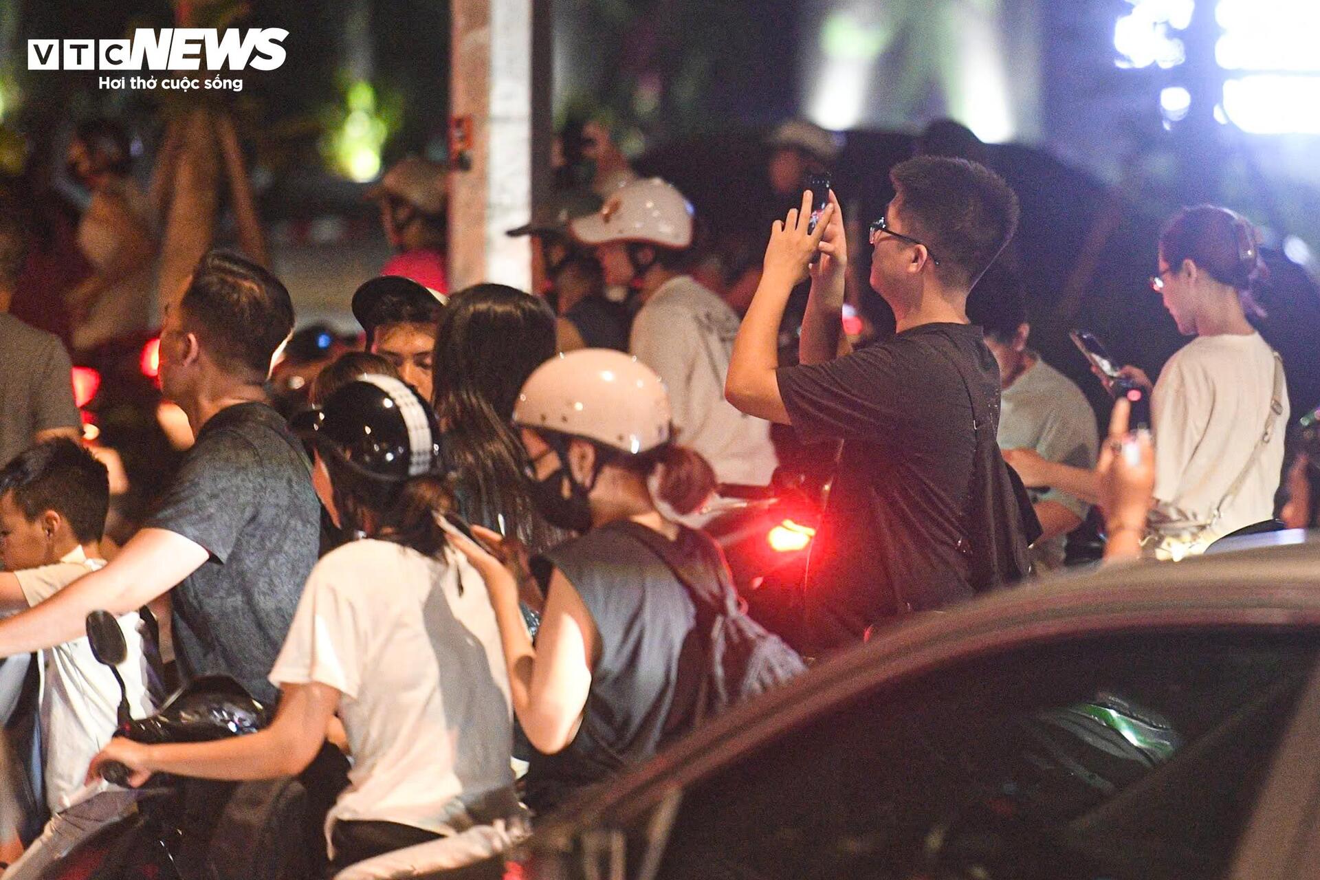 Hà Nội Người dân háo hứng xem chuyên cơ từng chở Bác Hồ