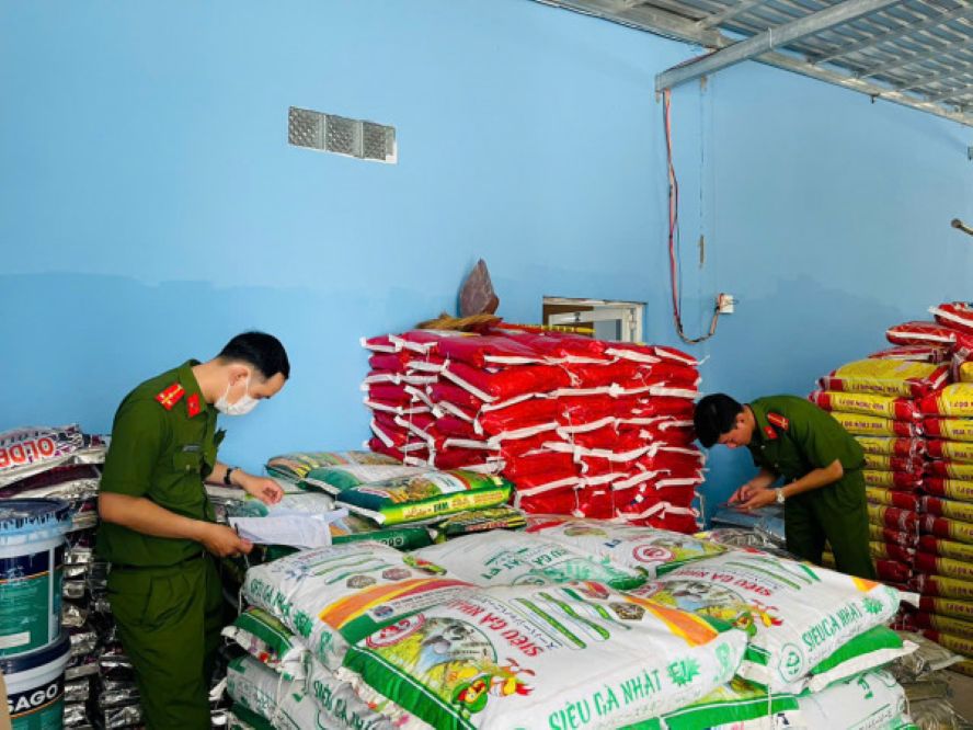 Cà Mau thu giữ lượng lớn phân bón, chế phẩm nuôi thuỷ sản không rõ nguồn gốc