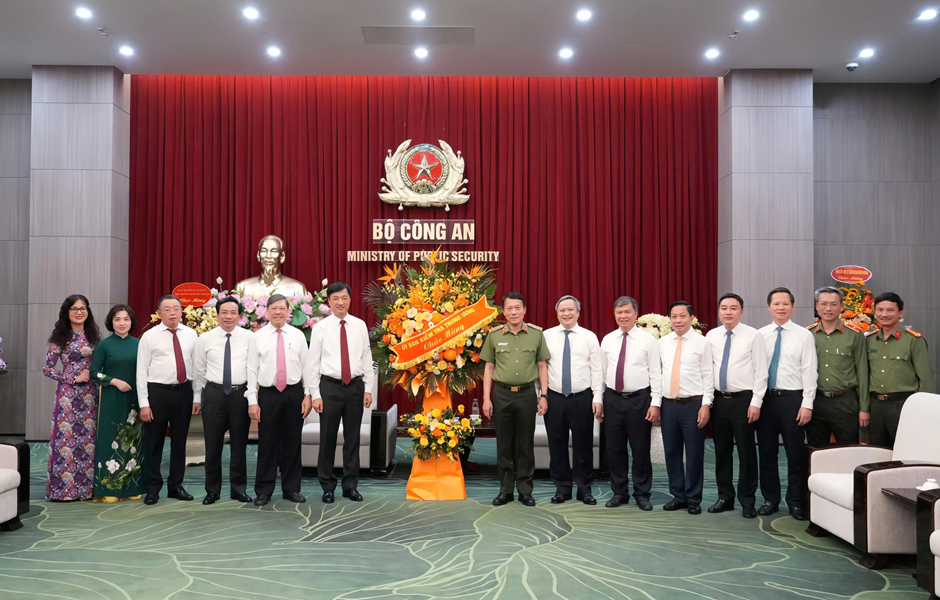 Đồng chí Nguyễn Duy Ngọc - Chủ nhiệm Ủy ban Kiểm tra Trung ương đến thăm, tặng hoa chúc mừng lực lượng Công an nhân dân