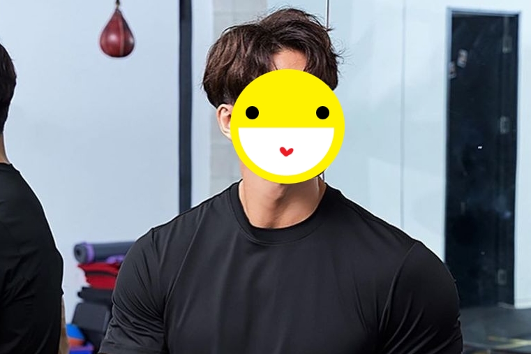 Thánh ế nổi tiếng showbiz thông báo kết hôn ở tuổi 49