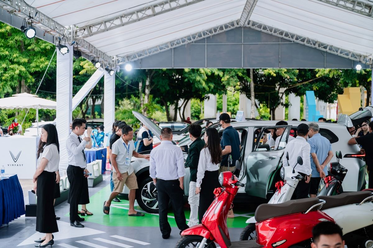 Hàng nghìn người tham dự “Ngày hội thu xăng đổi điện”, nhiều khách thử xong xuống tiền liền tay