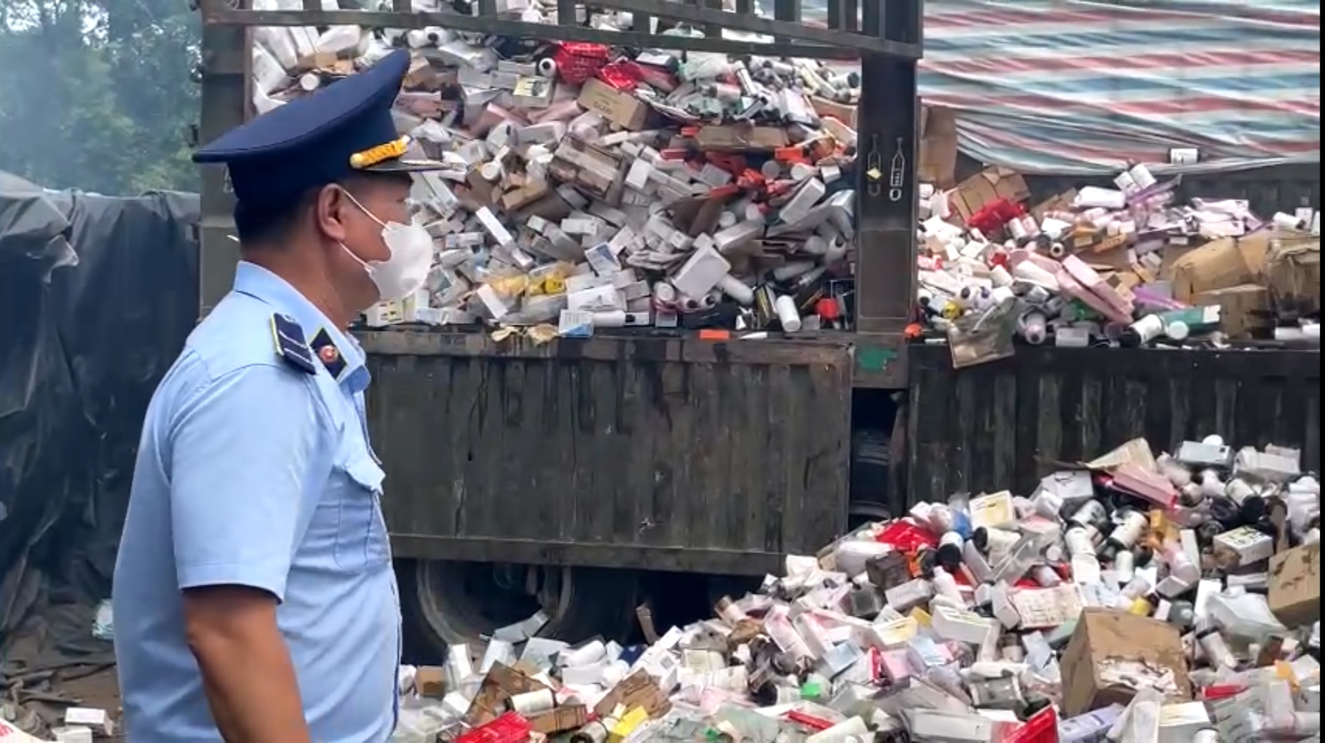 Hà Nội Tiêu hủy hơn 91.000 sản phẩm mỹ phẩm vi phạm, thu hơn 350 triệu đồng về ngân sách