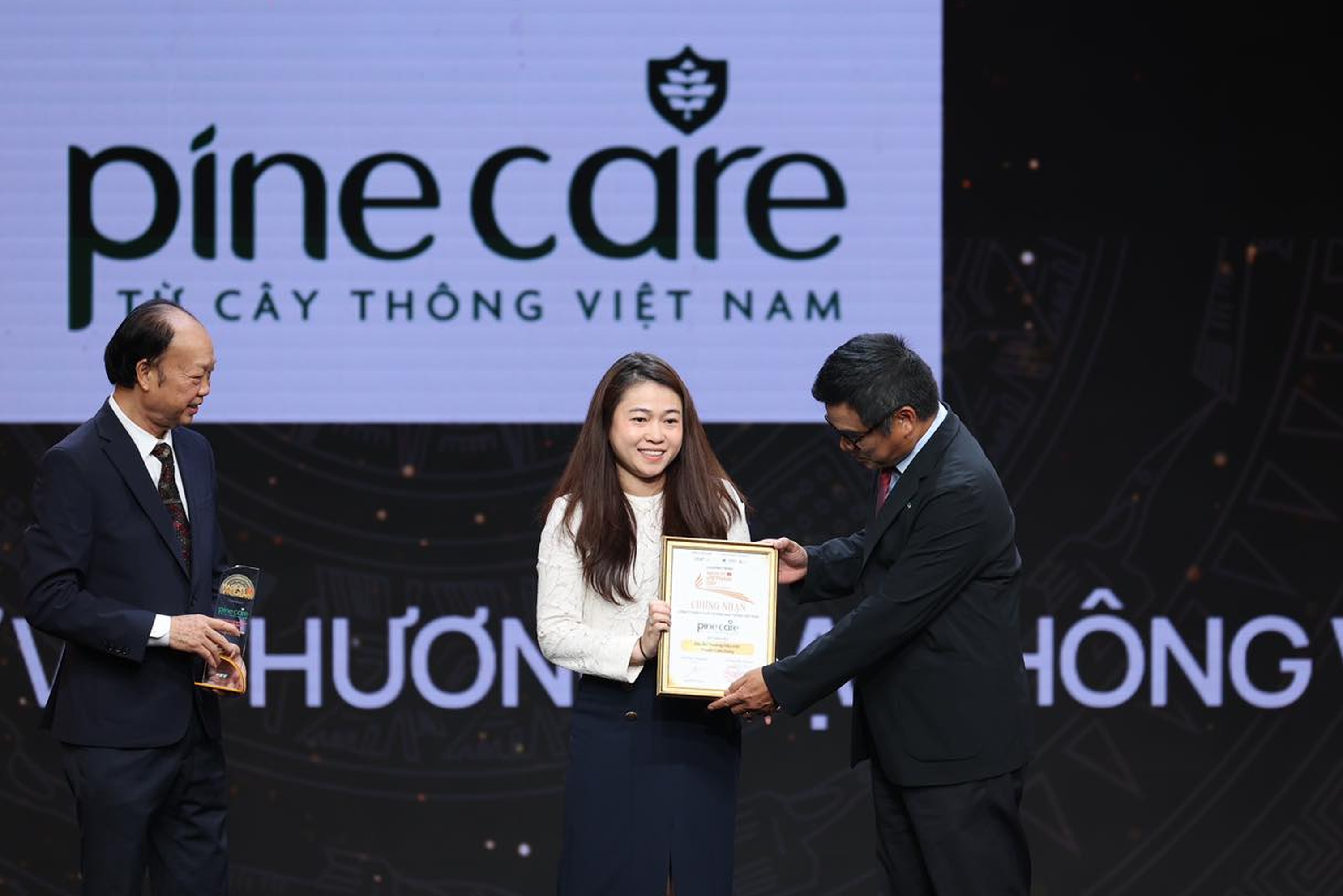 PineCare nhận giải thưởng “Dấu ấn Thương hiệu Việt Truyền Cảm Hứng” tại Made by Vietnam