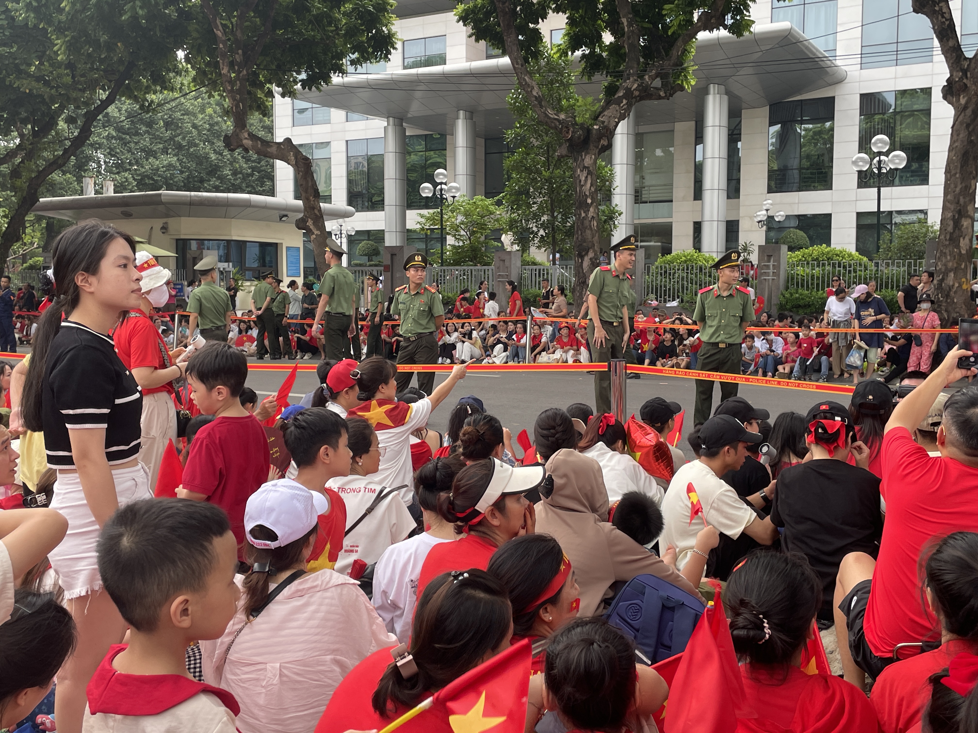 “Biển người” đổ về Quảng trường Ba Đình xem tổng hợp luyện DIỄU BINH, DIỄU HÀNH 