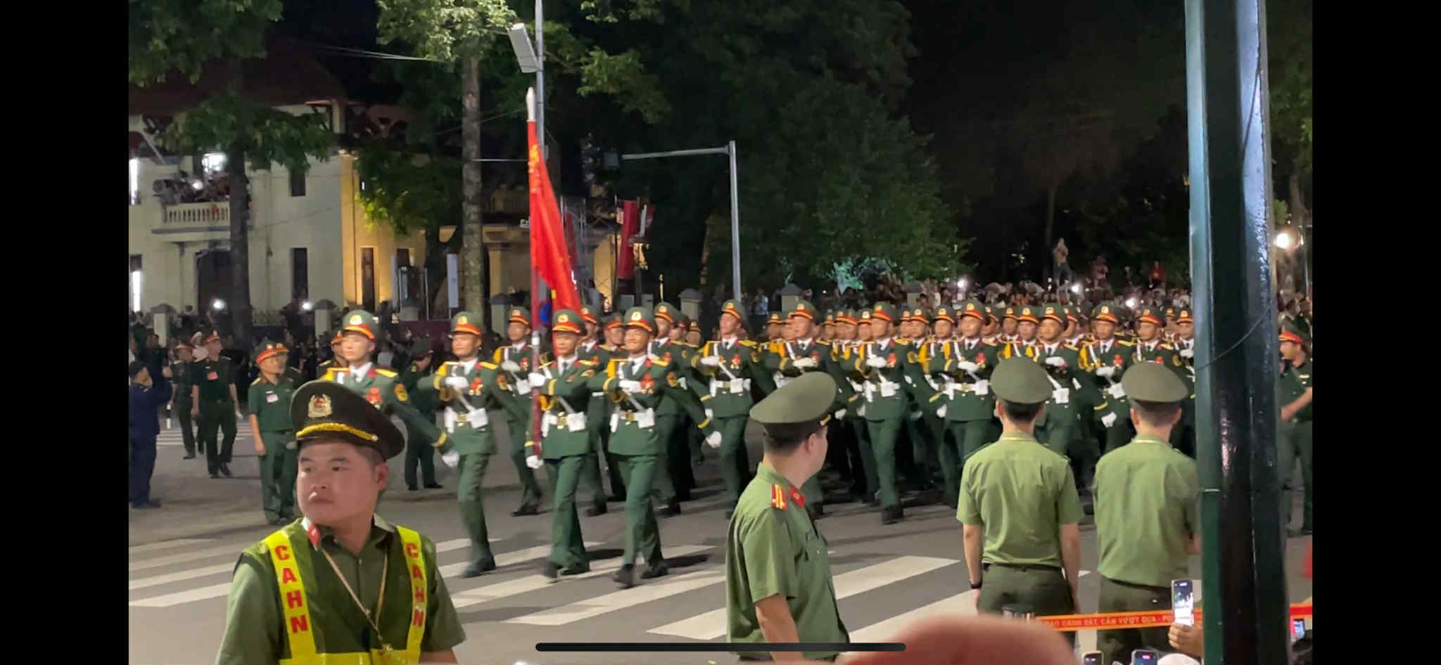 Video Rộn ràng đêm luyện diễu binh 218 tại Quảng trường Ba Đình