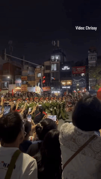 MXH sốt rần rần trước clip của khối bắn tim tại buổi tổng hợp luyện diễu binh tối qua