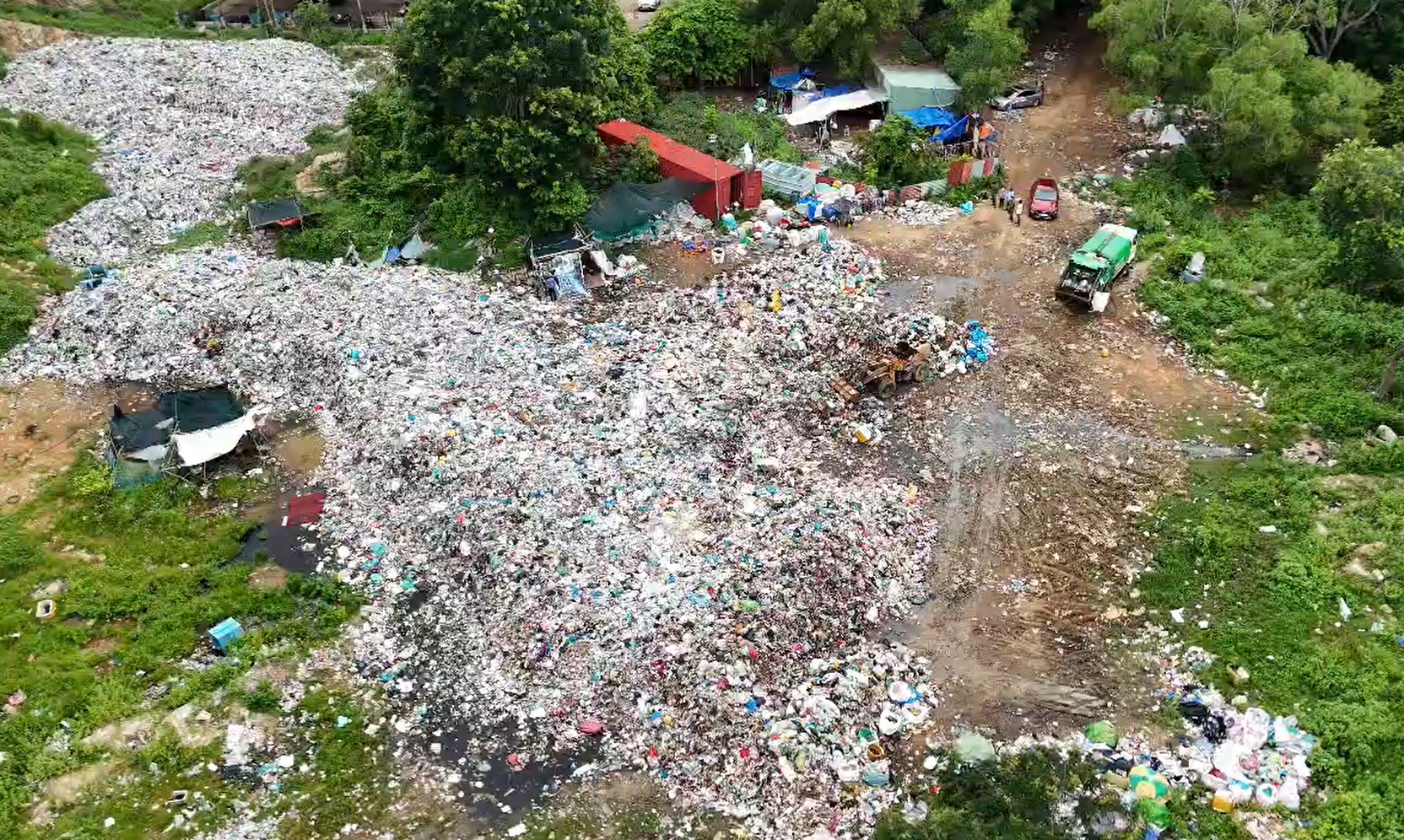 TPHCM Giám đốc Công ty Phương Đông Building bị bắt do đổ 600 tấn rác ra môi trường