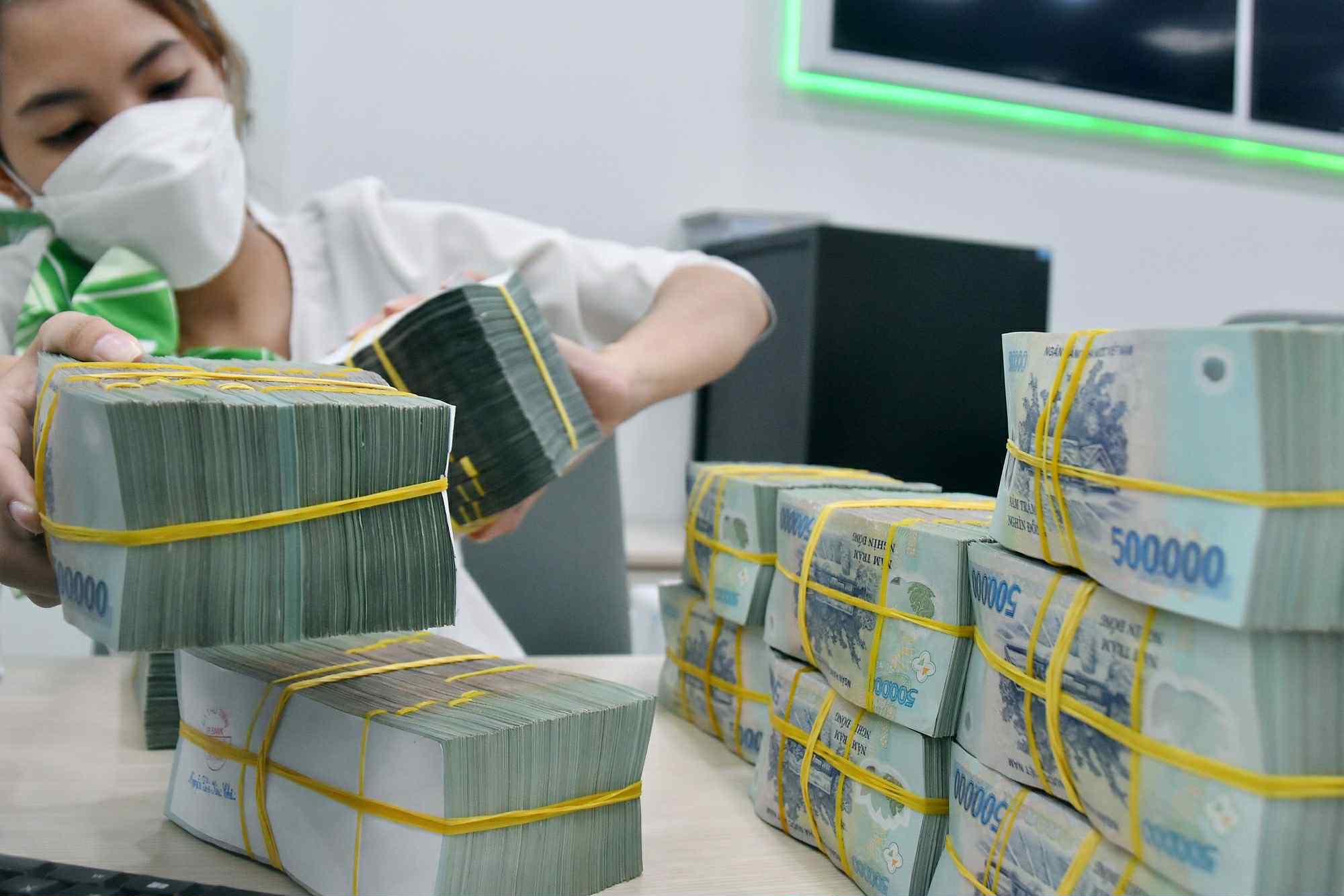 Nguy cơ bất ổn tài chính từ làn sóng nợ xấu phình to