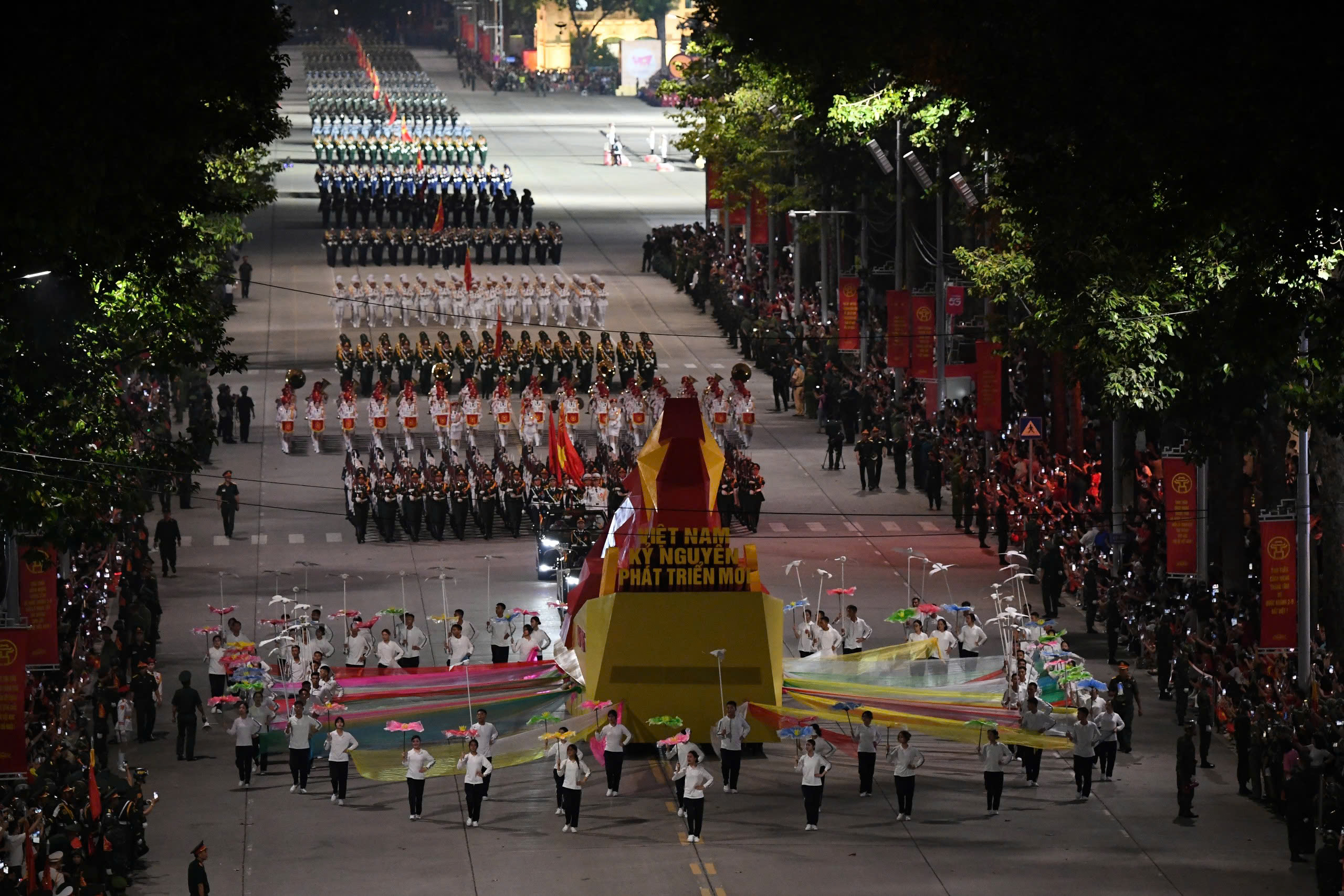 Sơn Tùng M-TP sĩ hết đời khi bất ngờ được các chiến sĩ trẻ gọi tên trong lễ diễu binh