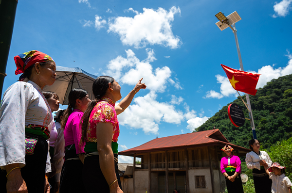 “Ánh sáng xanh” thắp sáng từng bản làng, xóm biển mùa hè 