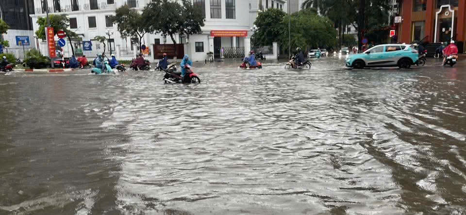 Mưa lớn khiến nhiều tuyến phố tại Hà Nội ngập sâu