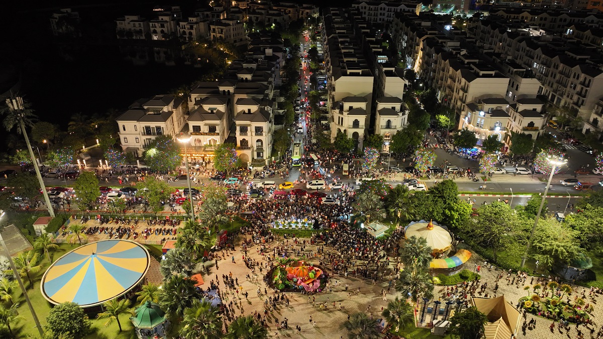 Biển người đổ về Vinhomes Grand Park trẩy hội, chủ shop xuýt xoa “Vừa vui, vừa nhàn mà doanh thu vẫn tốt”