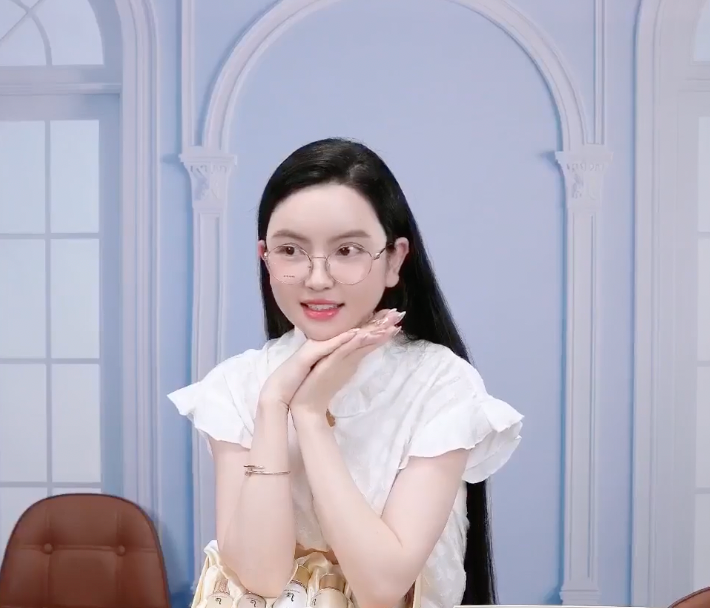 Vợ Quang Hải phát ngôn tranh cãi liên quan đến bão số 5 để câu tương tác bán hàng