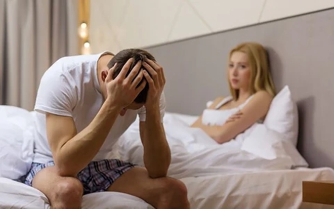 Đi công tác về lúc giữa đêm, tôi rón rén nằm lên giường ôm vợ ngủ thì phát hiện một chuyện kinh hoàng