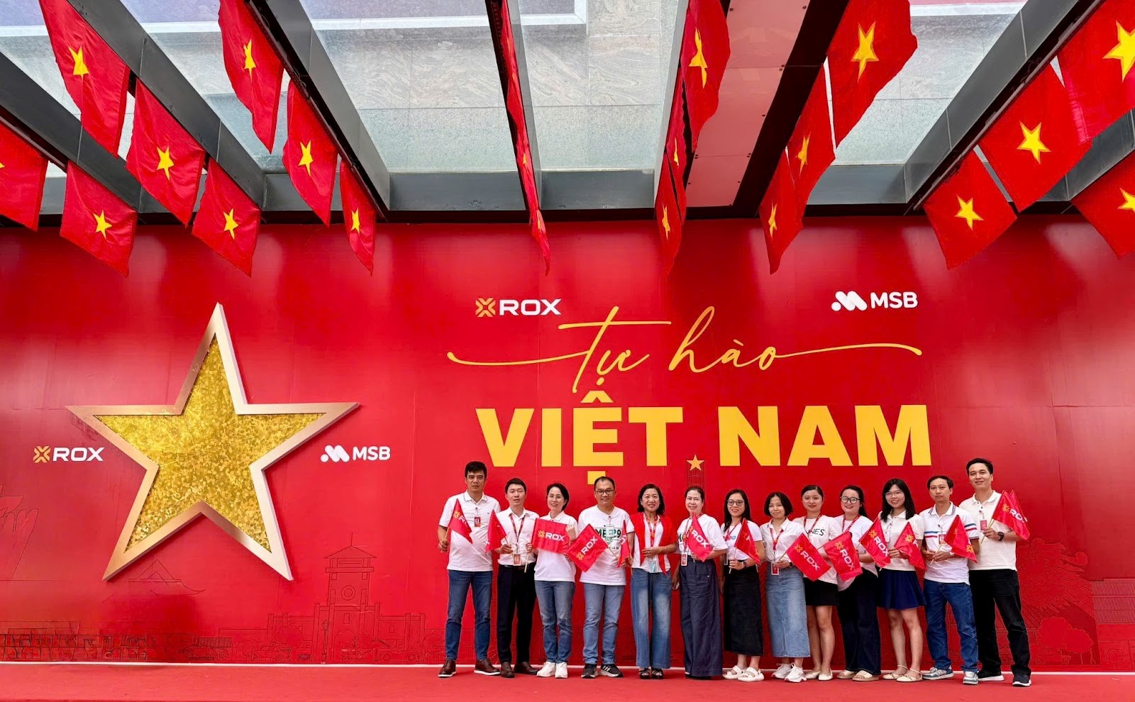 Dân văn phòng rủ nhau check-in ở “bức tường yêu nước” trên đường Nguyễn Chí Thanh