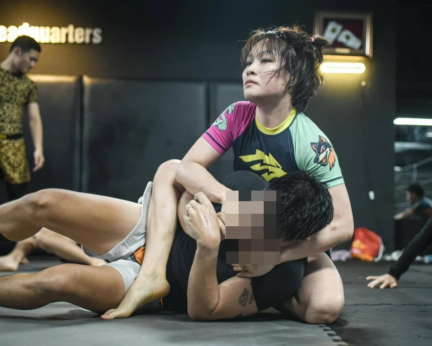 Bất ngờ tình hình hiện tại của gái xinh hạ gục thanh niên xăm trổ ở hầm gửi xe