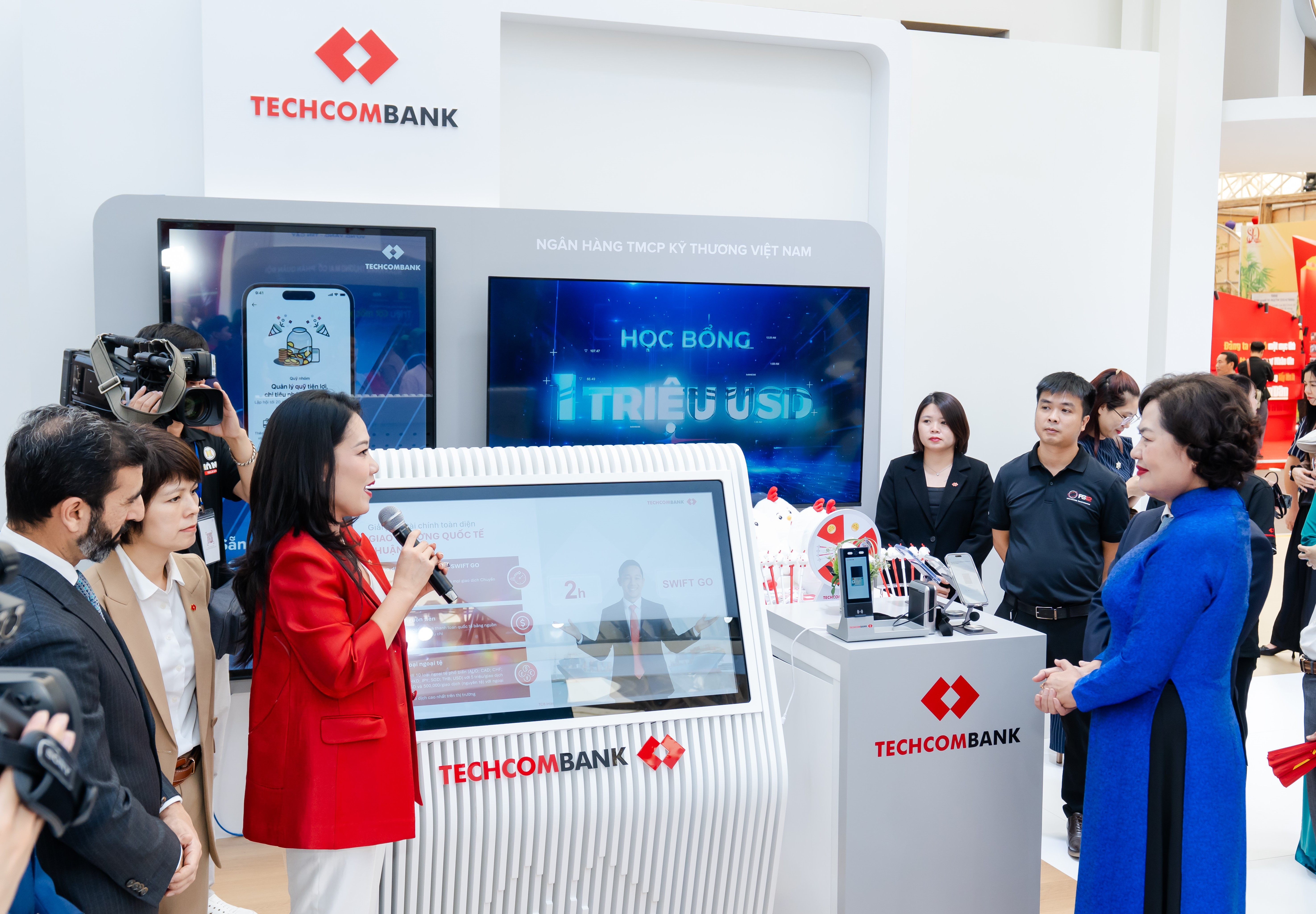 Techcombank ghi dấu ấn tại “Triển lãm thành tựu đất nước”