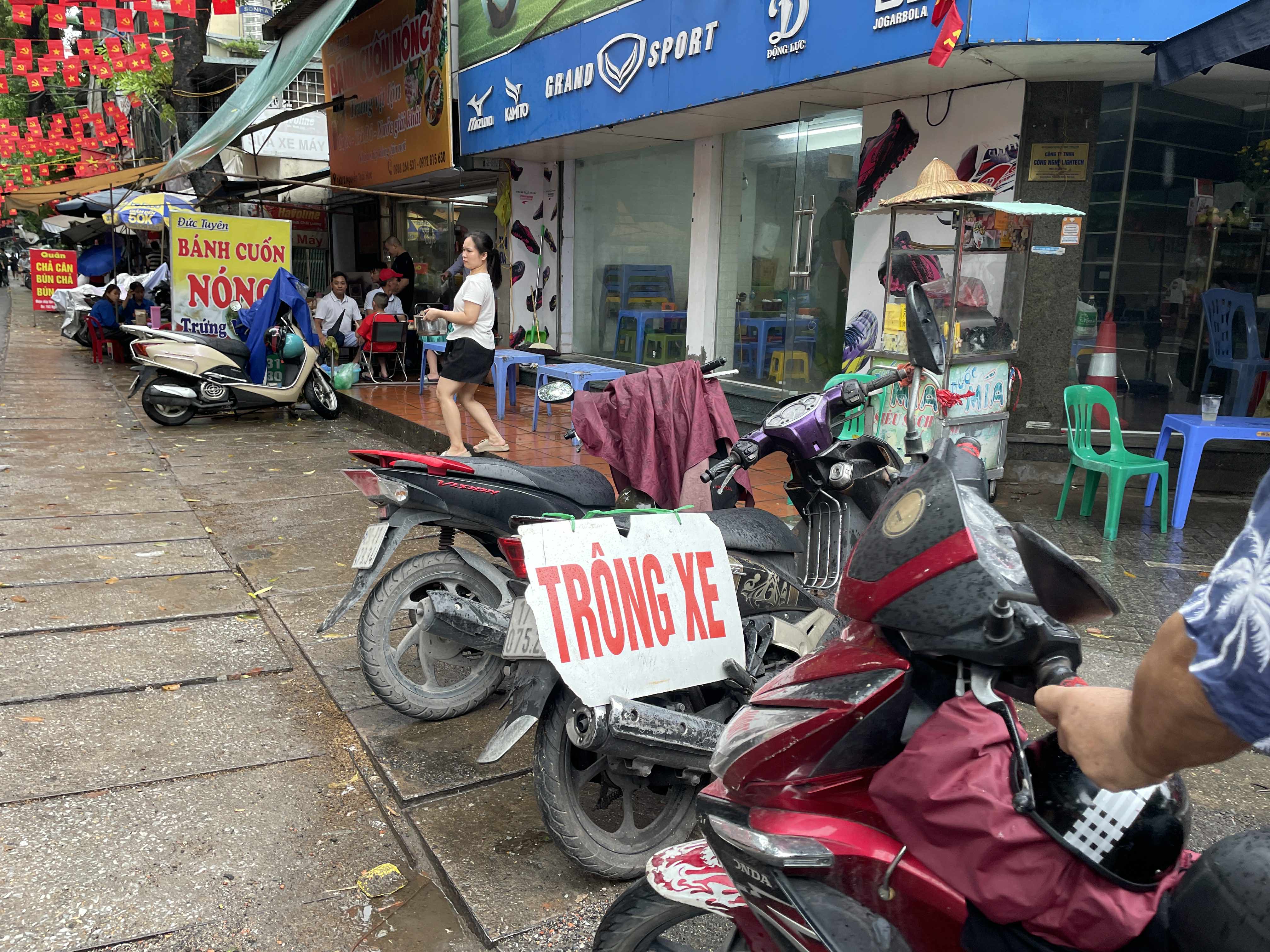 Bãi đỗ xe tự phát vẫn “ngang nhiên” hoạt động trong lễ DIỄU BINH DIỄU HÀNH