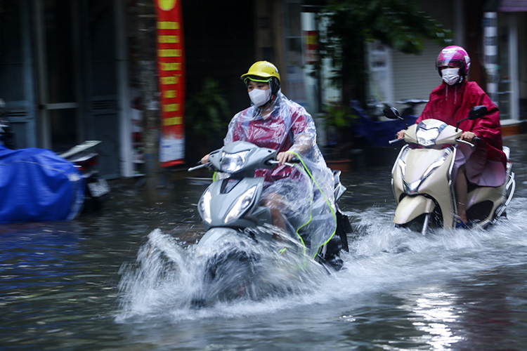 Áp thấp nhiệt đới gây mưa lớn diện rộng Cảnh báo lũ quét, sạt lở đất và gió mạnh trên biển
