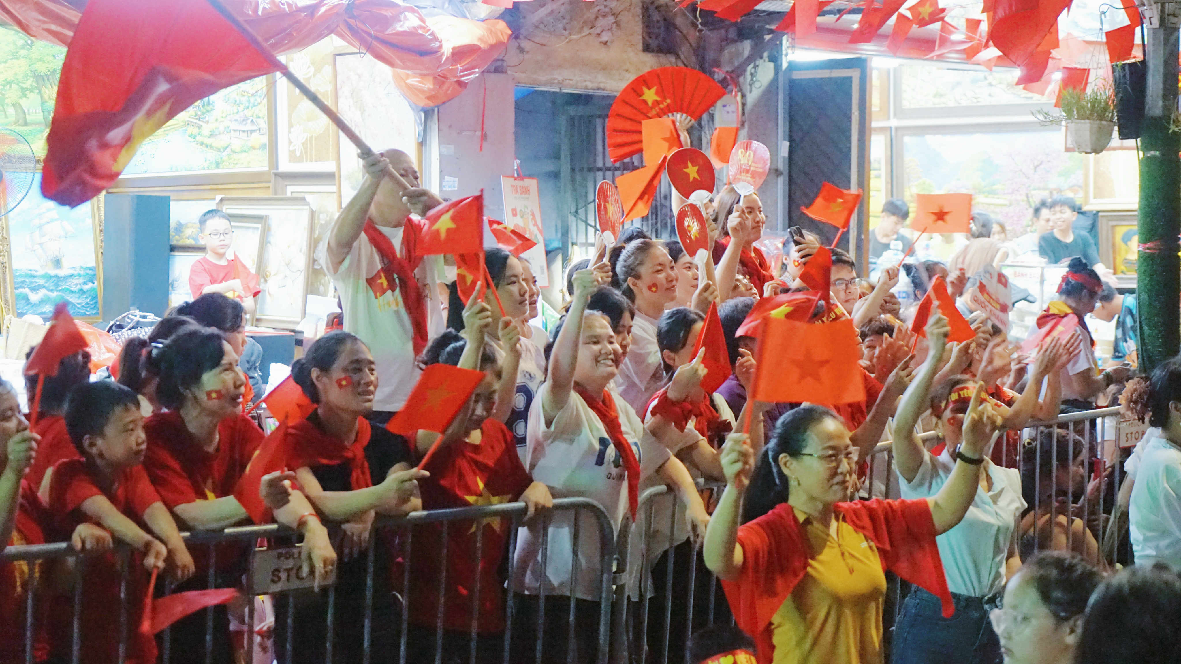 Video Người dân háo hức thức xuyên đêm chờ xem tổng duyệt diễu binh, diễu hành A80