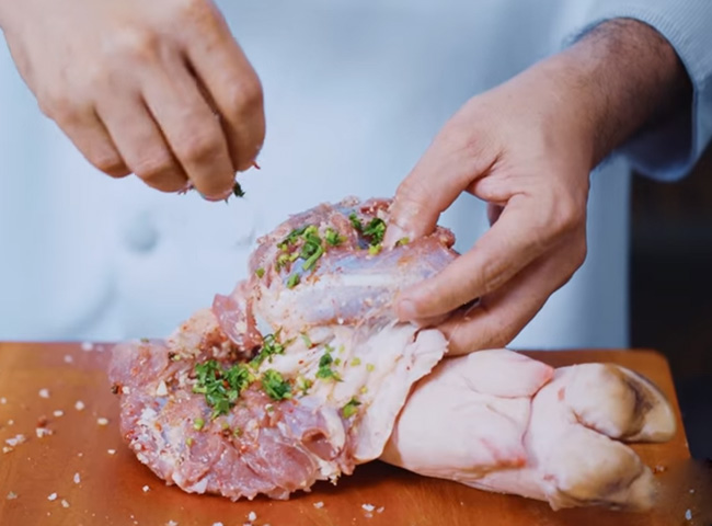 Giá thịt heo hôm nay 308 Chân giò rút xương giữ mức 127.922 đồngkg