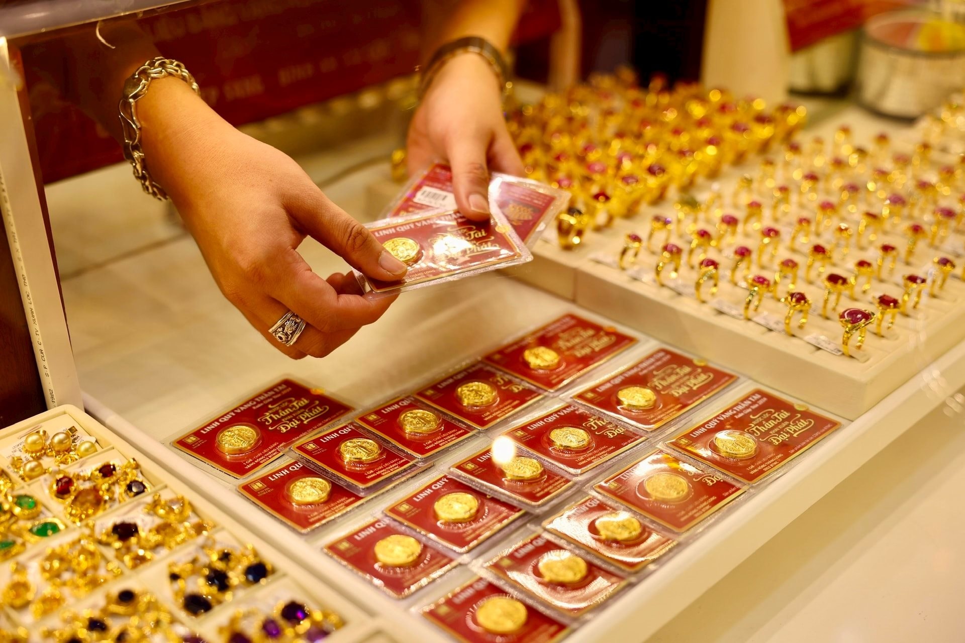 Đâu là nguyên nhân khiến giá vàng tăng chóng mặt