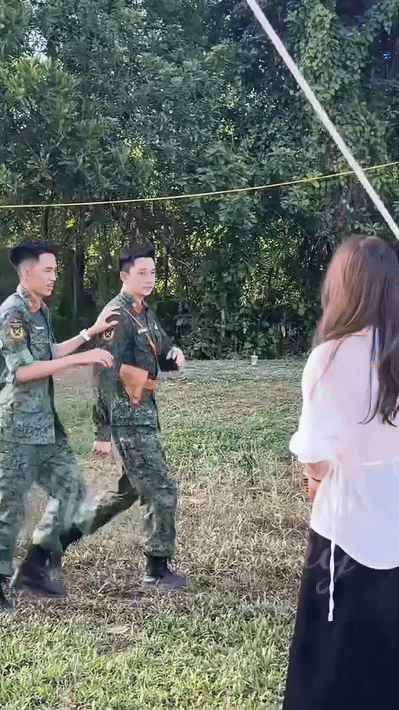 Khoảnh khắc chiến sĩ Lê Hoàng Hiệp bị đồng đội nhắc nhở nghiêm khắc gây xôn xao