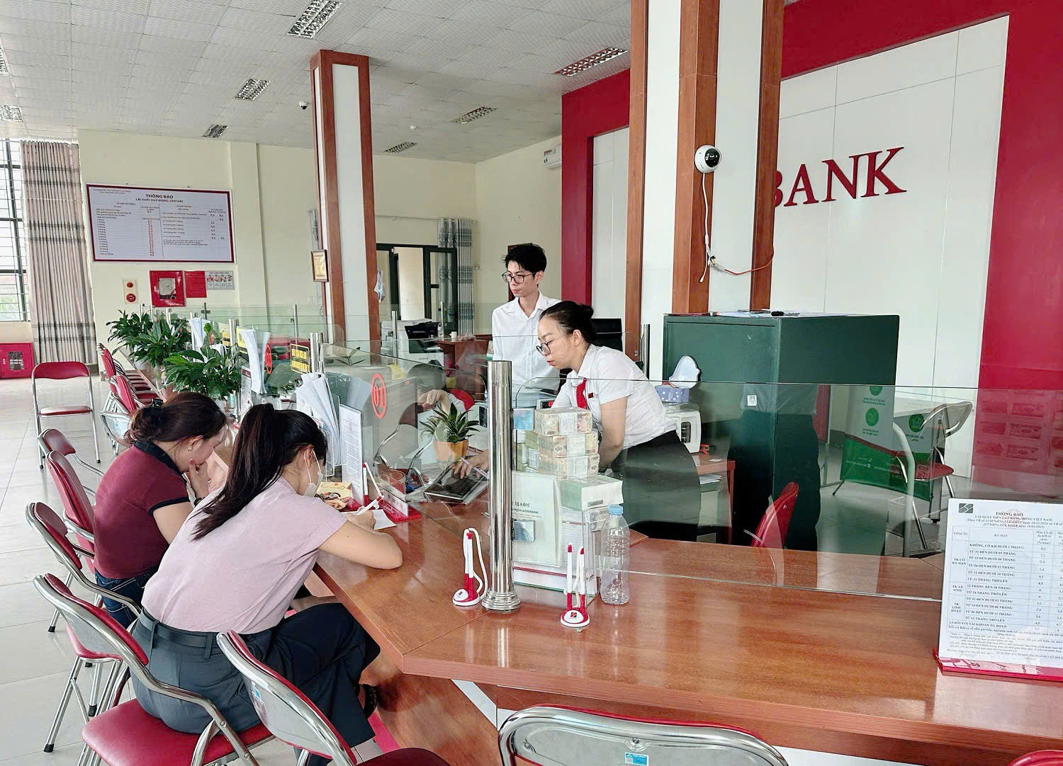 Agribank làm việc xuyên lễ để đảm bảo tặng quà kịp thời cho người dân dịp Quốc khánh 29