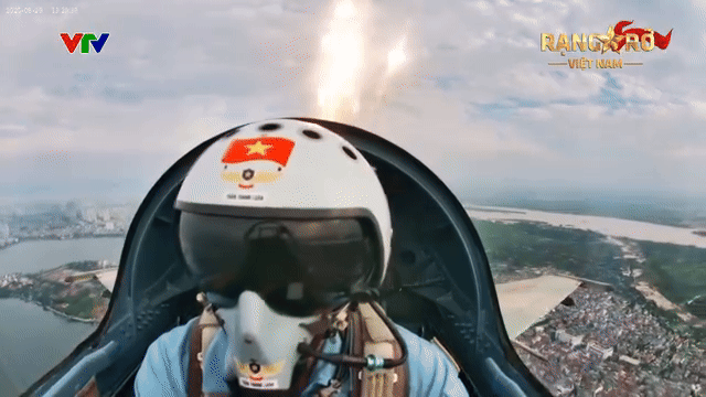 Hé lộ hình ảnh bên trong tiêm kích thả bẫy nhiệt trên bầu trời Hà Nội đang gây sốt