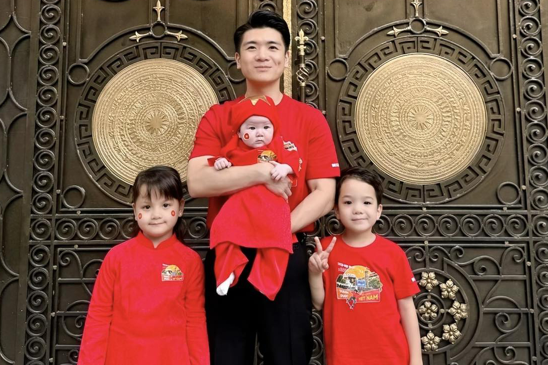 Con trai bầu Hiển gây sốt khi lần đầu khoe ảnh cả 3 con trước biệt phủ triệu đô