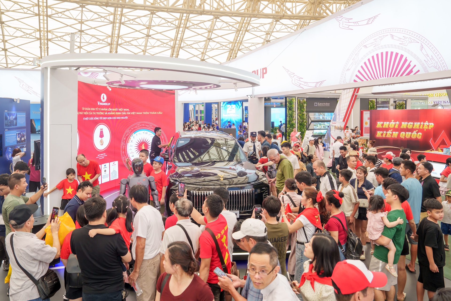 Du khách nói về VinFast tại triển lãm 80 năm thành tựu đất nước Không chỉ là ô tô, mà là hình ảnh Việt Nam mới