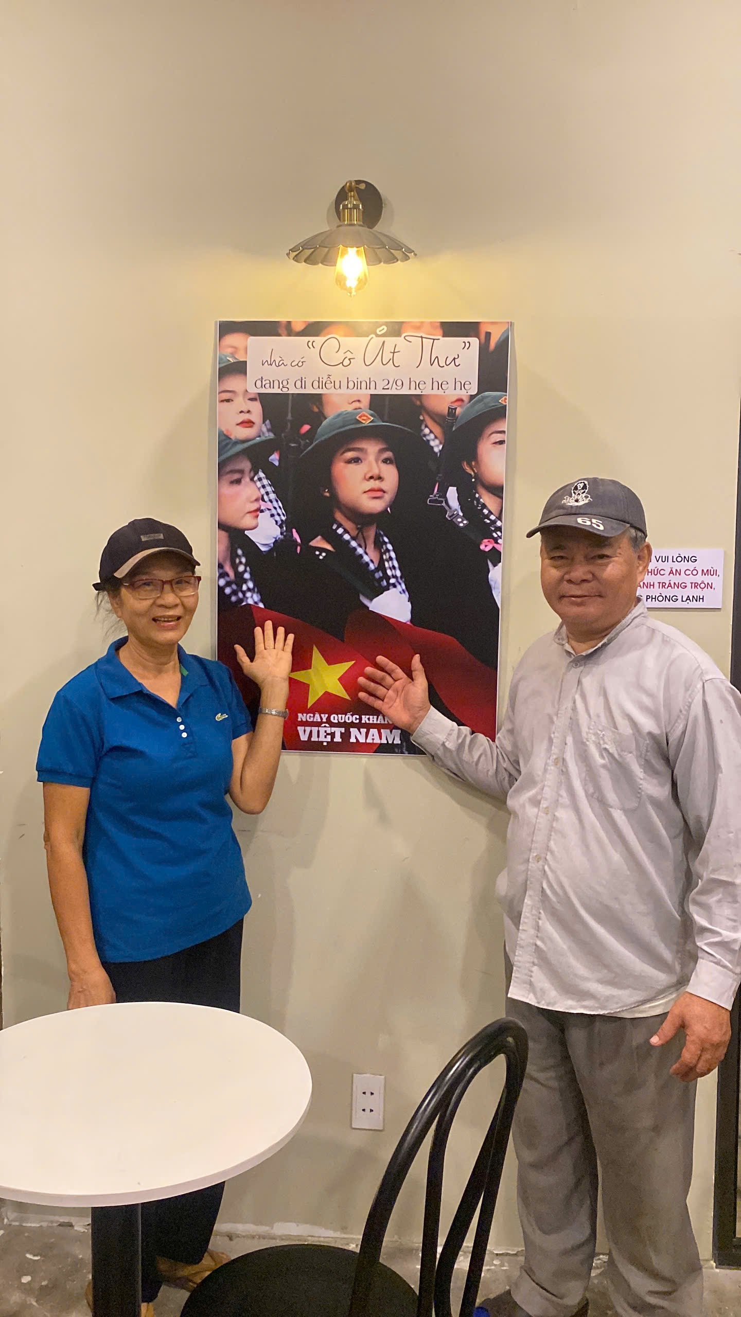 Profile đỉnh nóc của nữ du kích miền Nam được bố mẹ đóng khung tranh treo khắp quán cà phê