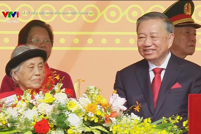 Thân thế đặc biệt của cụ bà 87 tuổi ngồi cạnh Tổng bí thư Tô Lâm tại lễ diễu binh ngày 29