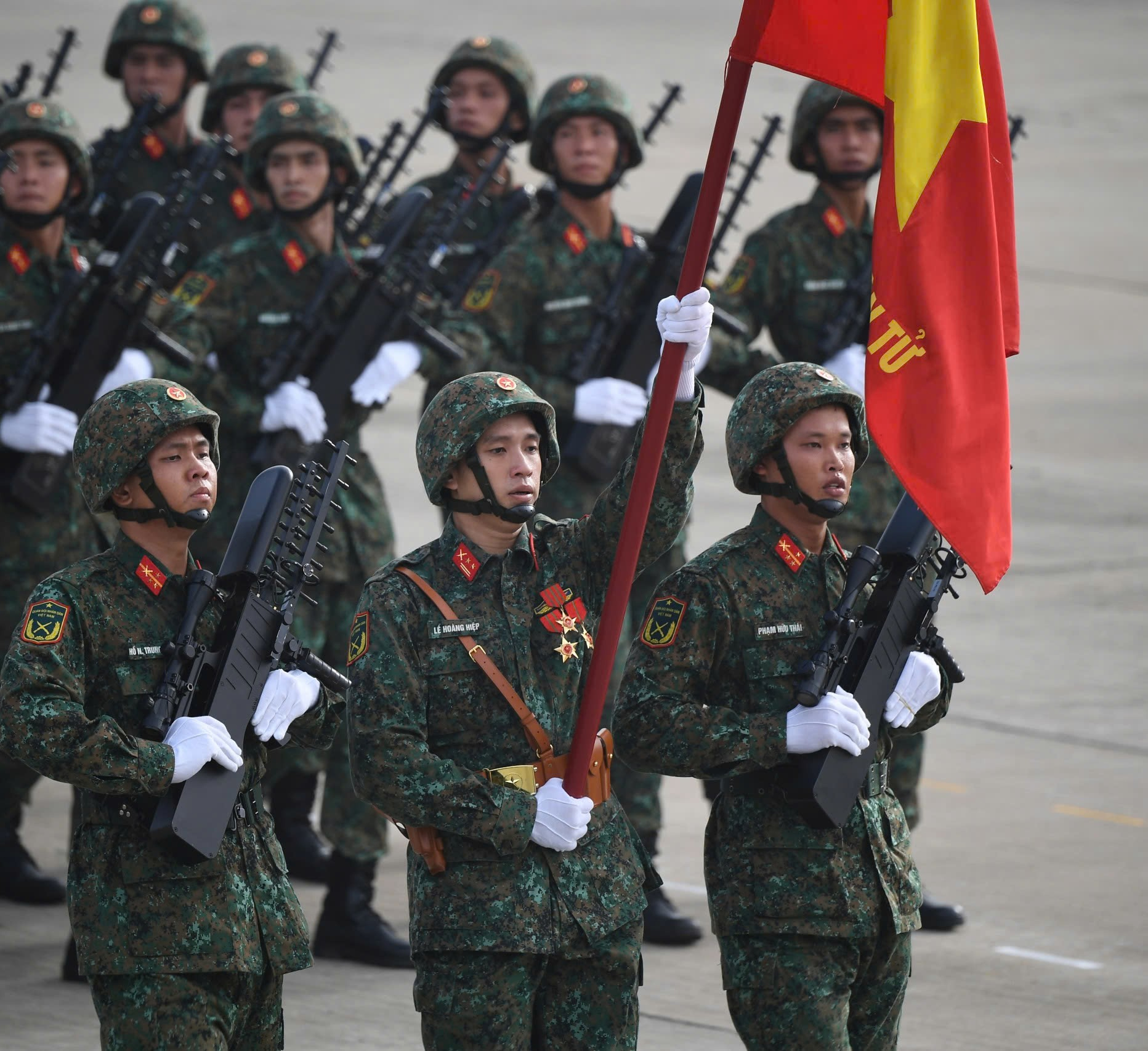 Thượng úy Lê Hoàng Hiệp tiếp tục gây sốt MXH ở lễ diễu binh sáng 29, góc nào cũng đẹp cuốn hút