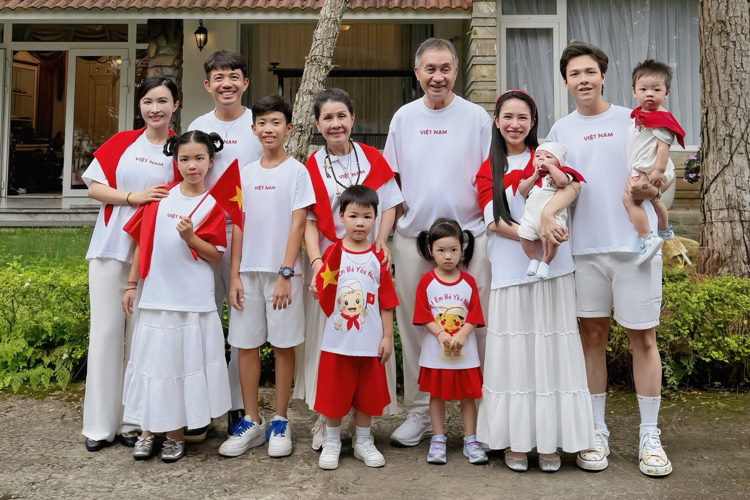 Đại gia đình Minh Nhựa gây sốt với bức ảnh 12 thành viên mừng đại lễ