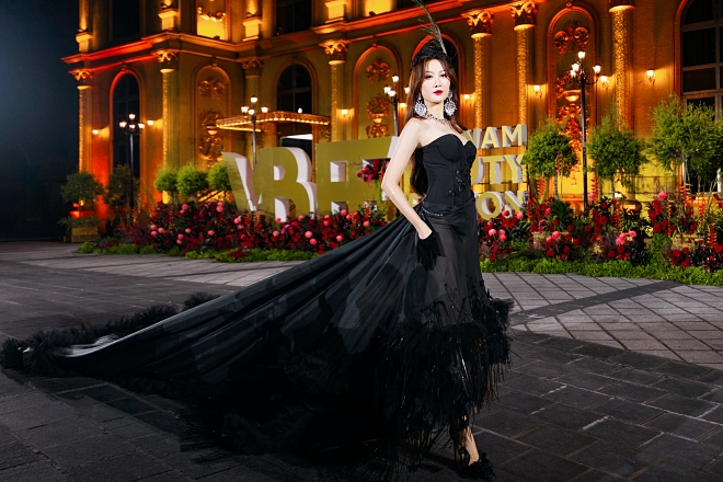 Hoa hậu Quế Anh vừa quyền lực vừa kiêu sa với váy dài 5m