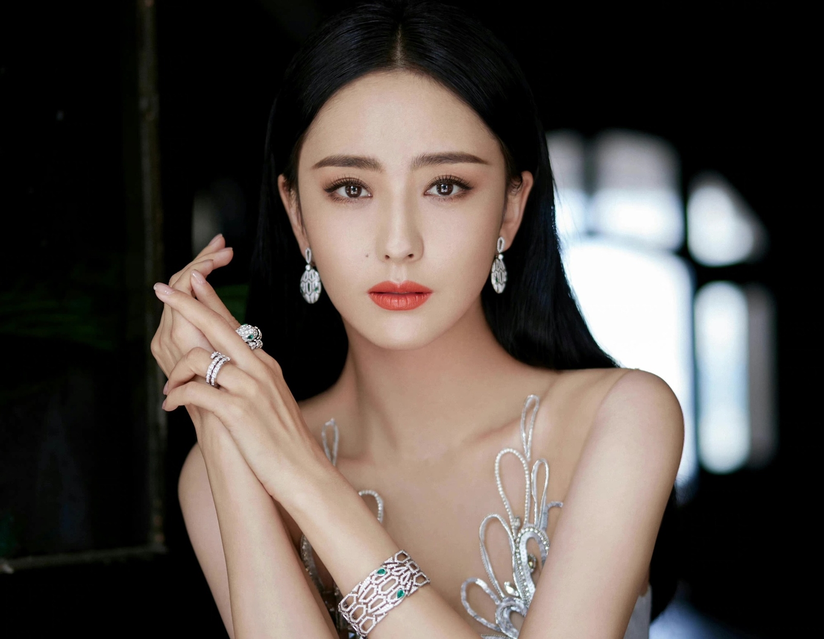 Mỹ nhân Hoa ngữ sau ly hôn Người đẹp Tân Cương nhẫn nhịn dù chồng ngoại tình, bị tố là tú bà